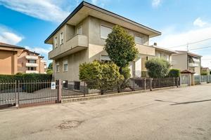 Ampia villa bifamiliare