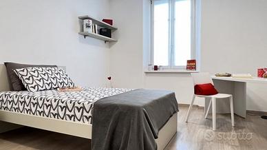 Ampia singola in appartamento moderno da sett