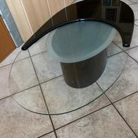 Tavolino basso da salotto design, con cristallo.