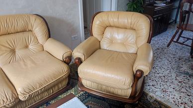 salotto in pelle con struttura in legno massello 