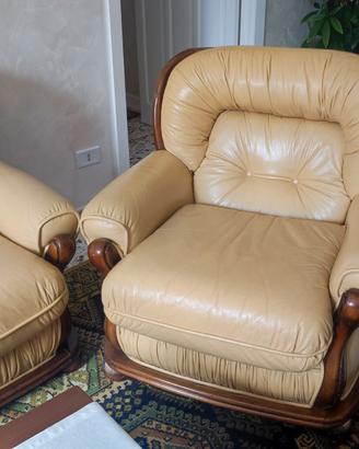 salotto in pelle con struttura in legno massello  