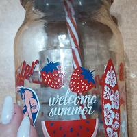 bicchiere in vetro con cannuccia