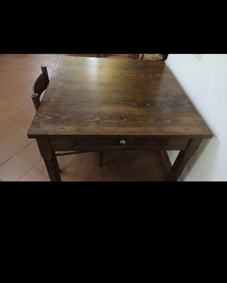 Antico tavolo in legno massello e quattro sedie