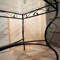 Elegante tavolo in ferro battuto e cristallo