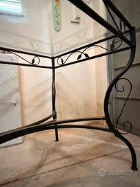 Elegante tavolo in ferro battuto e cristallo