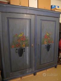 Armadio antico in abete