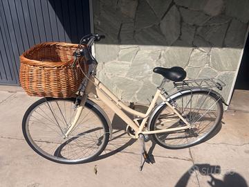 BICI DONNA CON CAMBIO, CESTINO VIMINI E PORTAPACCH