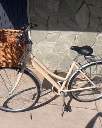 BICI DONNA CON CAMBIO, CESTINO VIMINI E PORTAPACCH