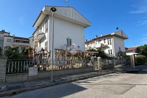 VILLA A SCHIERA A GATTEO