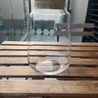 Vaso in vetro sottile e tappo in sughero.
