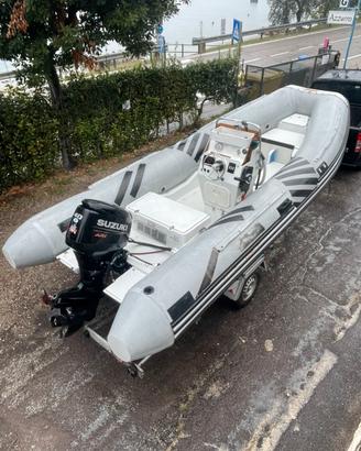Gommone con motore Suzuki ari 40/60 e carrello