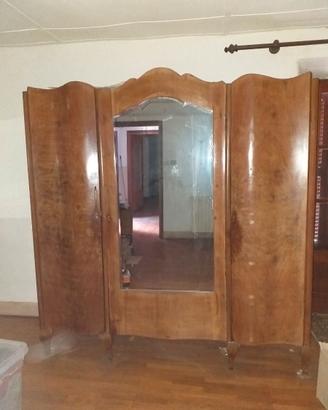 armadio vintage con specchio