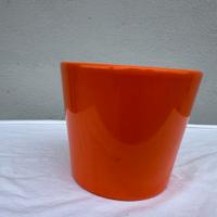 Vaso arancione, porta piante fiori