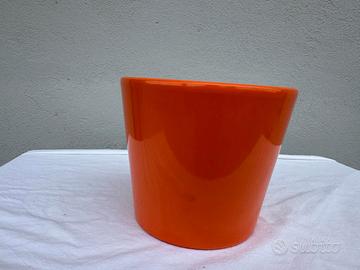 Vaso arancione, porta piante fiori