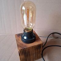 Portalampada in legno con design industriale