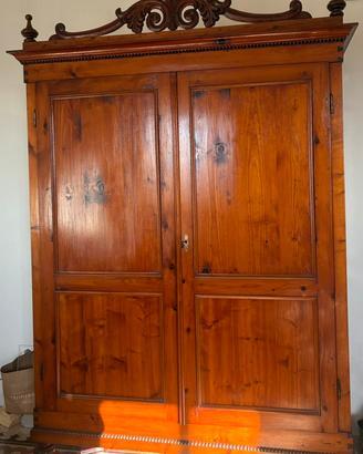 Armadio in legno massello stile rustico