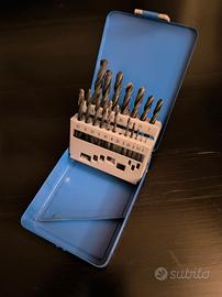 serie di punte a ferro scatola in lamiera