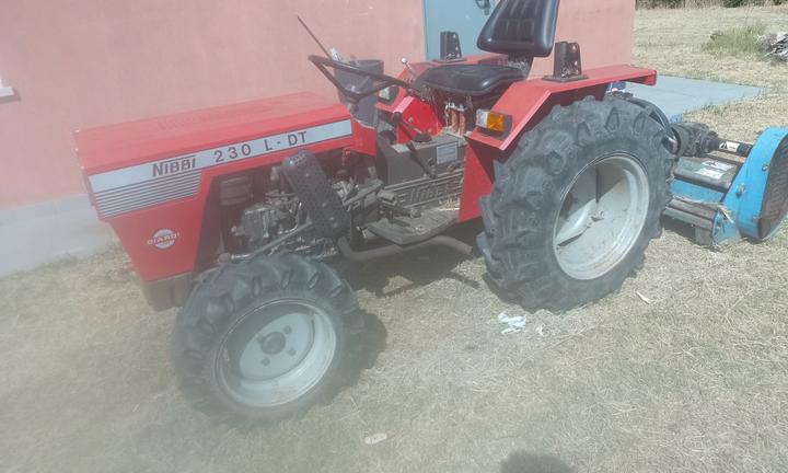 Trattore agricolo completo di attrezzature