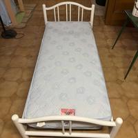 Letto in buonissime condizioni – singolo