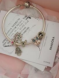Bracciale rigido Pandora con 5 charm