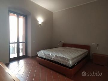 letto in ciliegio e specchiera 