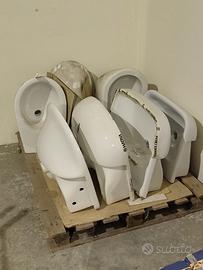 Vari lavabi da appoggio e bidet in ceramica 