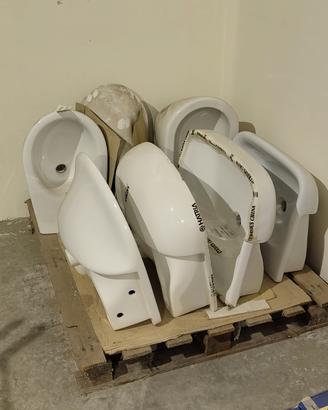 Vari lavabi da appoggio e bidet in ceramica 