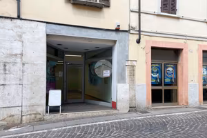 NEGOZIO A MONTICHIARI
