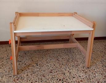 Scrivania tavolino per bambini.