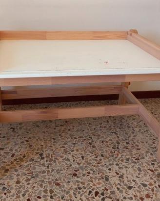 Scrivania tavolino per bambini.