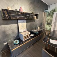 parete attrezzata grigio scuro e dettagli oro 