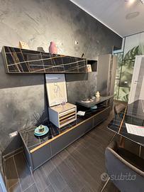 parete attrezzata grigio scuro e dettagli oro 