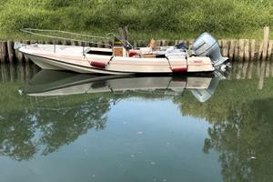 BOSTON   WHALER   OUTRAGE 21