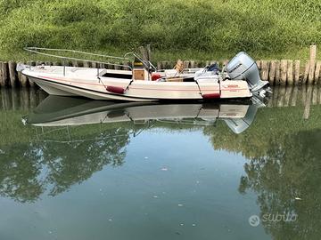 BOSTON   WHALER   OUTRAGE 21
