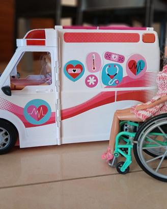 Ambulanza di Barbie con carrozzina