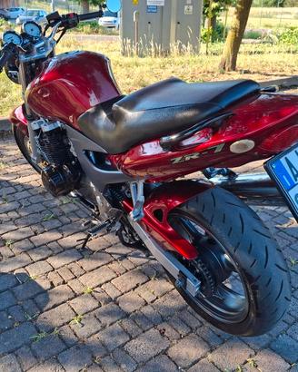 kawasaki zr7.  750