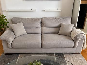 Divano Poltronesofà in tessuto grigio chiaro