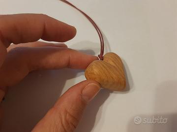 Ciondolo in legno a forma di cuore, con laccio