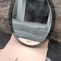 Specchio ovale sfondo grigio 