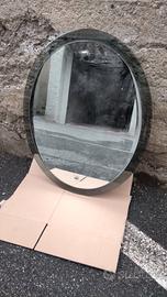 Specchio ovale sfondo grigio 