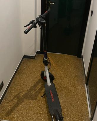 Monopattino elettrico Aprilia.