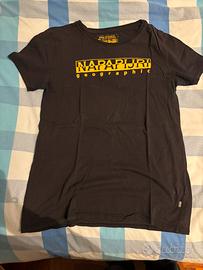 T-shirt ragazzo napapijri nera con scritta gialla