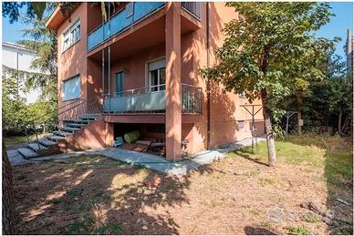 Casa indipendente con 2 appartamenti