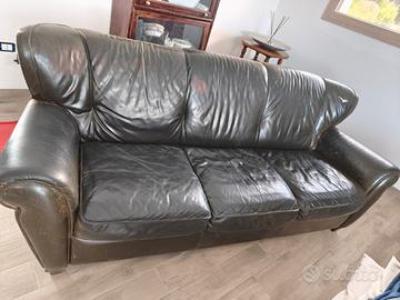 Divano 3 posti e poltrona di Natuzzi.