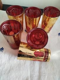 bicchieri in vetro da tè, oro e rosso. Arabi