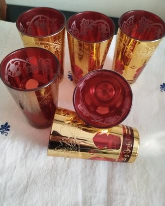 bicchieri in vetro da tè, oro e rosso. Arabi