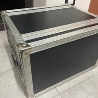 Flightcase rack da 6 unità.