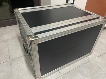 Flightcase rack da 6 unità.