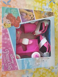 Gioco pattini a rotelle con ginocchiere gomitiere