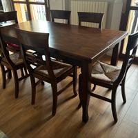 Tavolo allungabile più sei sedie in legno